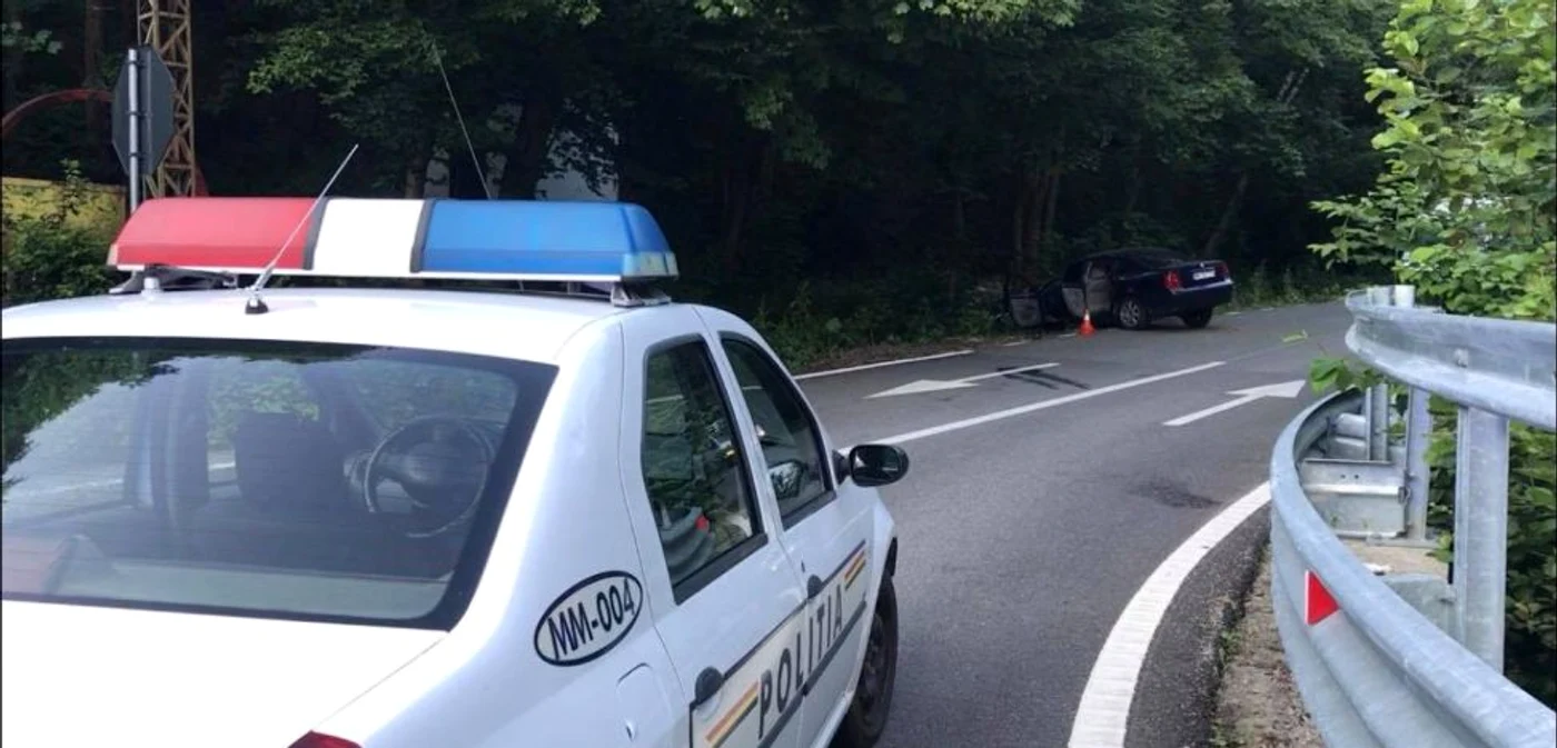 Şoferul s-a izbit violent de un copac. FOTO: Arhivă personală