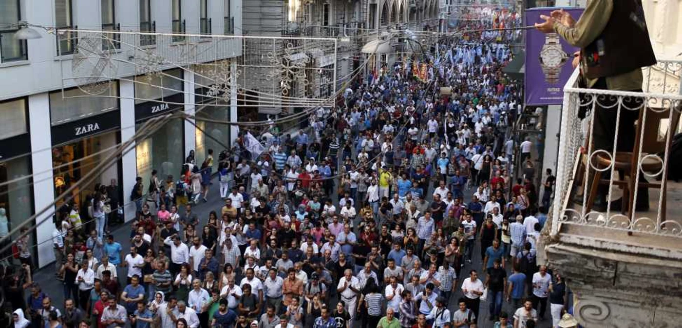 Mii de oameni au protestat la Istanbul după atentatul din Suruc FOTO AP