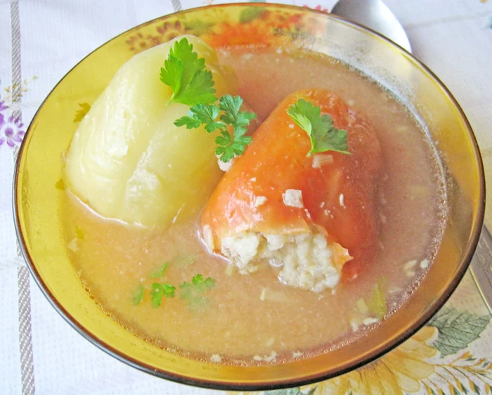 
    Supă de ardei umpluţi  