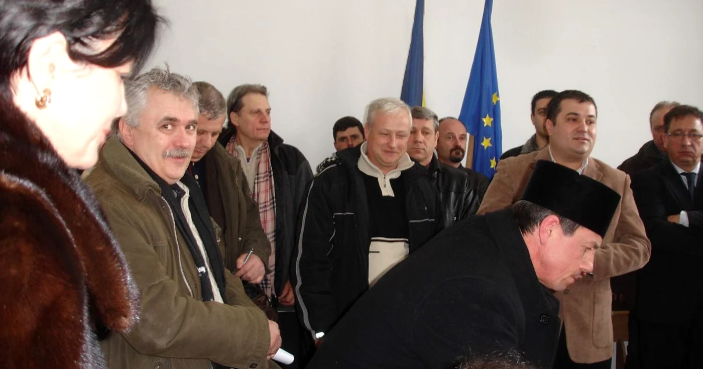 Preoţii şi politicienii vasluieni semnând angajament de luptă anti-fraking