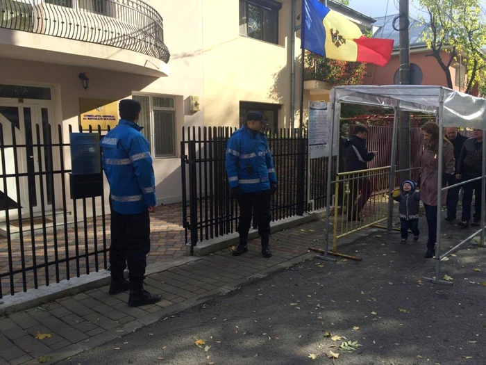 Basarabenii din Iaşi au votat la Consulatul Republicii Moldova la Iaşi FOTO Iulia Ciuhu