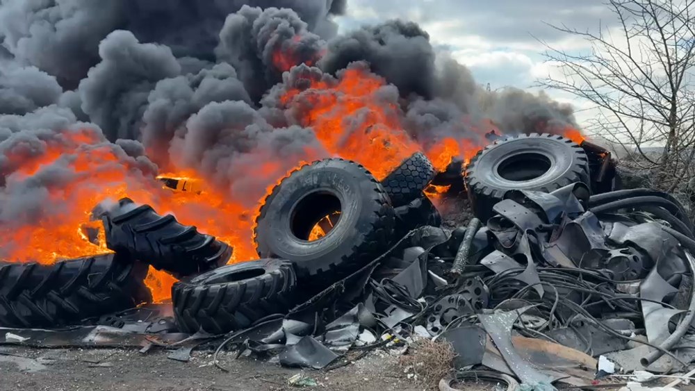 Alertă în Tulcea după ce un depozit de anvelope uzate a luat foc. Mesaje RO-Alert din cauza degajărilor mari de fum
