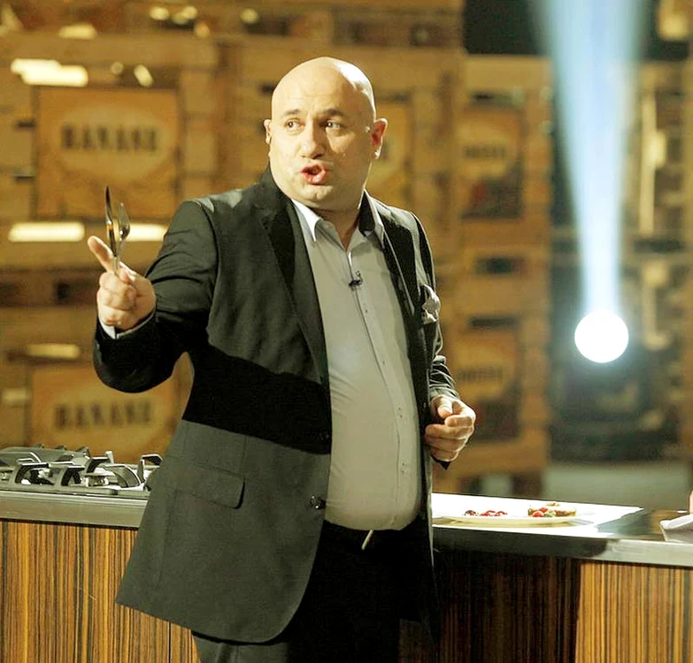 
    Cătălin Scărlătescu are 41 de ani şi jurizează concursul culinar “MasterChef” de patru sezoane. Alături de el, în juriu se mai află chef Sorin Bontea şi chef Florin Dumitrescu. (Foto: PRO TV)  
