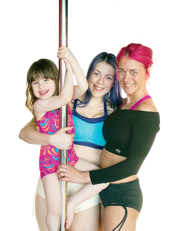 Leanna Parent (3 ani), Lisa Parent, mama (24 de ani) şi Julie Marois, bunica (44 de ani)