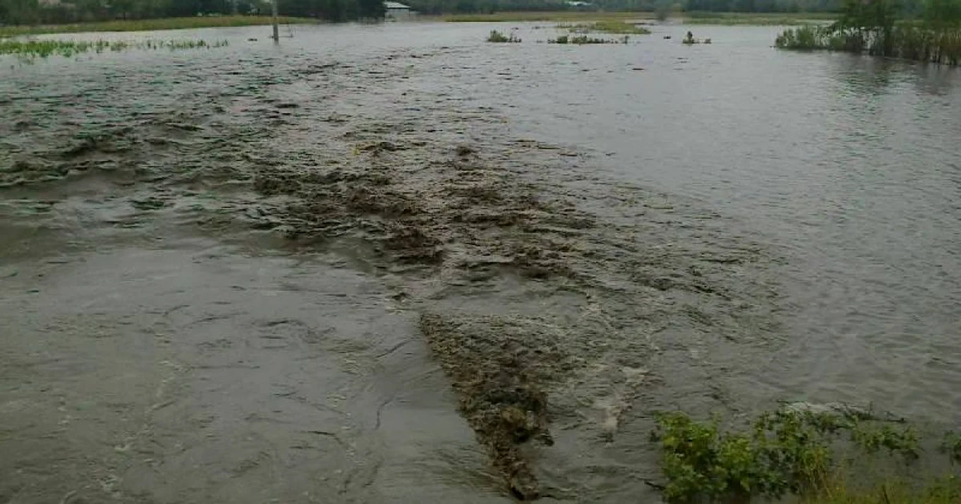 Apa a pus stăpânire pe DN 25. Foto: Adevărul