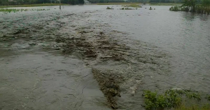 Apa a pus stăpânire pe DN 25. Foto: Adevărul