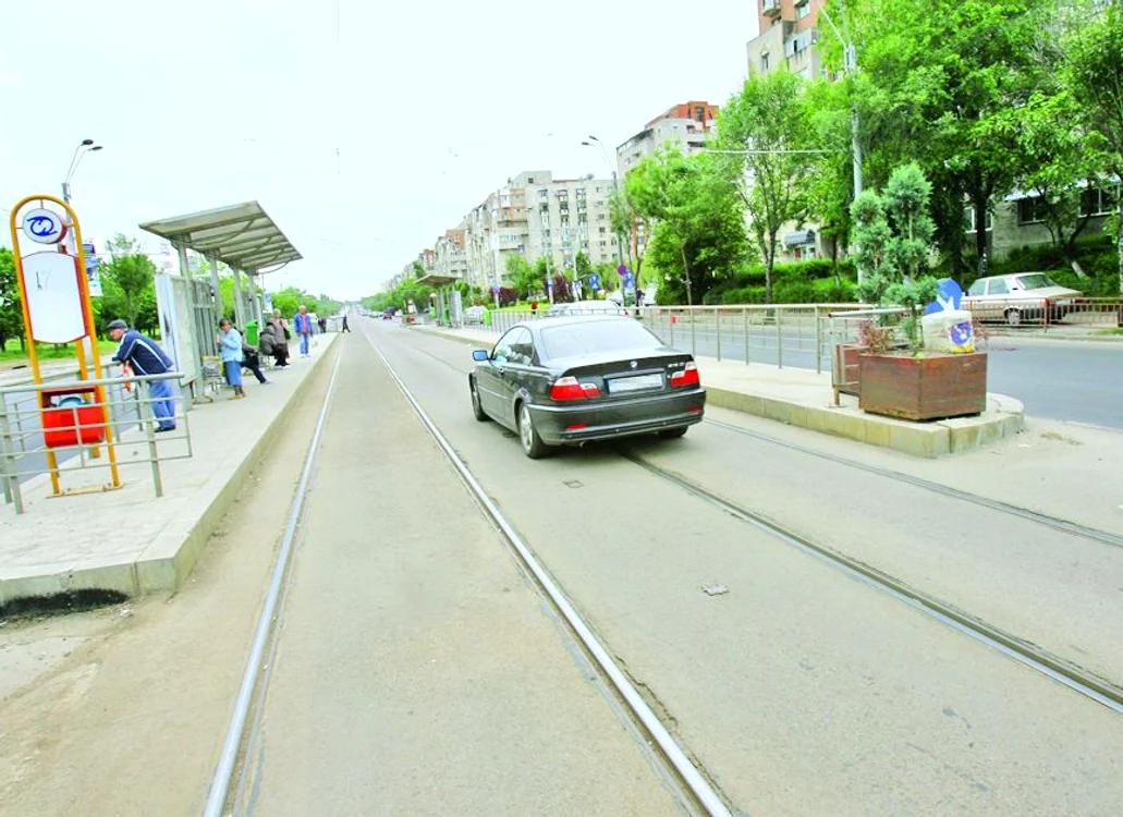Pietonii sunt în pericol  din cauza şoferilor care  circulă pe linia de tramvai