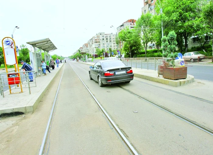 Pietonii sunt în pericol din cauza şoferilor care circulă pe linia de tramvai