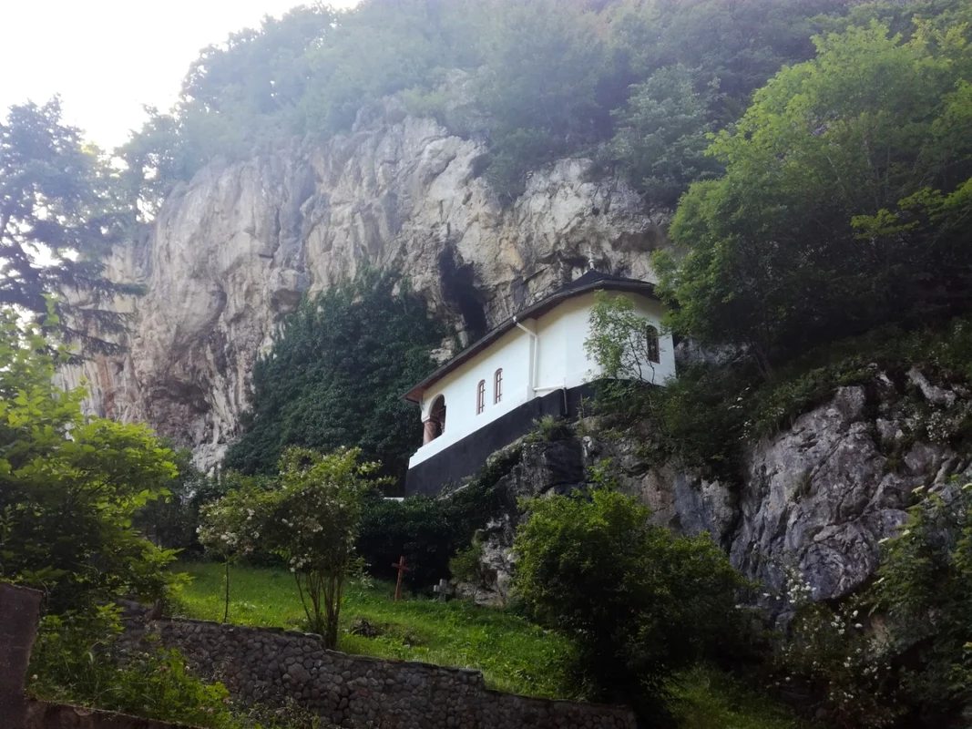 Biserica Mănăstirii Pahomie Vâlcea construită între stânci - deasupra acoperişului şi sub clădire Foto Daciana Stoica