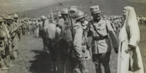 August 1917. Regele Ferdinand şi Regina Maria discută cu trupele Vânătorilor de munte Sursa arhivelenationale.ro