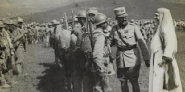 August 1917. Regele Ferdinand şi Regina Maria discută cu trupele Vânătorilor de munte Sursa arhivelenationale.ro