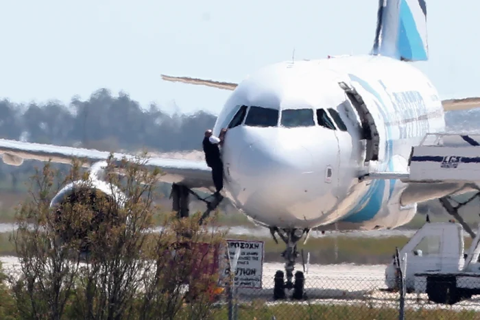 Un pasager din avionul egiptean deturnat a dat primele mărturii despre reacțiile ostaticilorFoto AP
