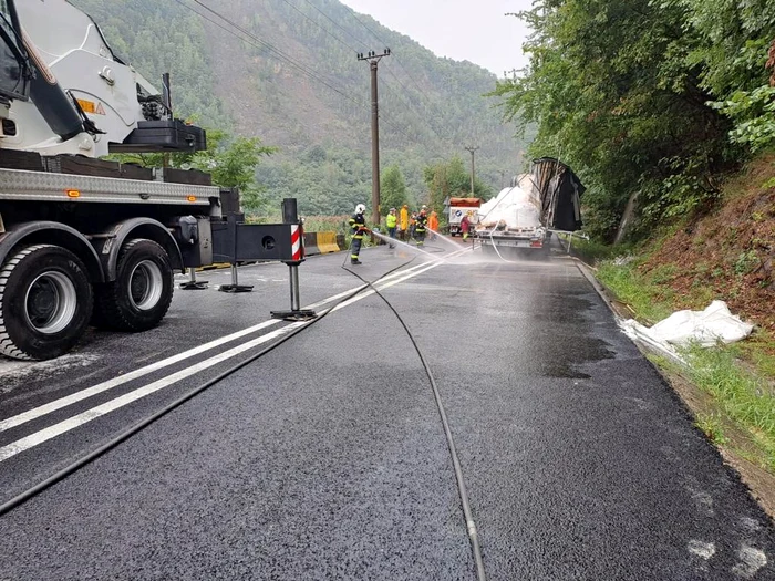 Carosabilul DN7 spălat cu furtunul cu apă după un accident pe Valea Oltului - Vâlcea Foto ISU Vâlcea