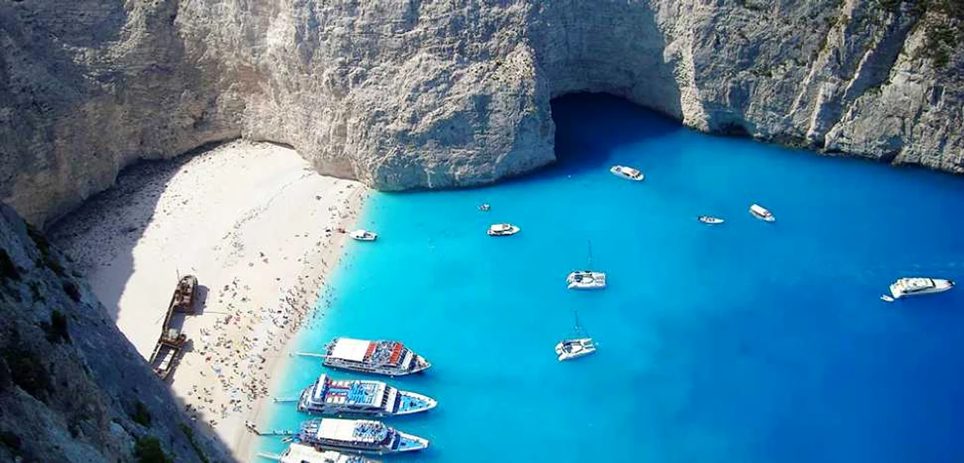 Plaja Navagio, din Zakynthos, este accesibilă doar cu vaporul FOTO: Huffingtonpost.com