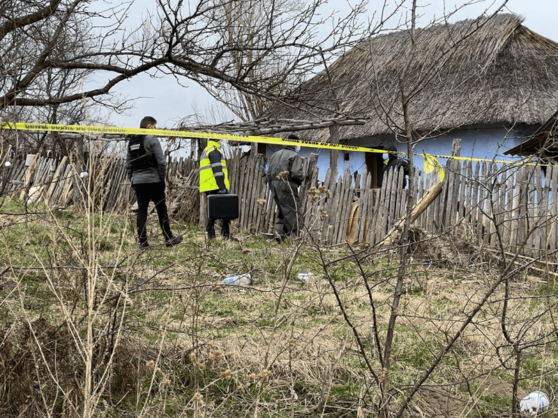 Crime în familie. Un bărbat și-a omorât fratele care ieșise din pușcărie. Acesta fusese condamnat pentru uciderea mamei