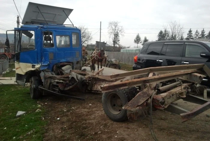 Camionul lovit de tren FOTO ziaruldeiasi.ro