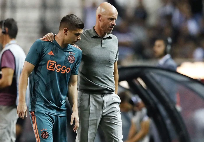 
    Răzvan Marin primește ultimele sfaturi de la antrenorul Erik ten HagFoto: EPA-EFE  