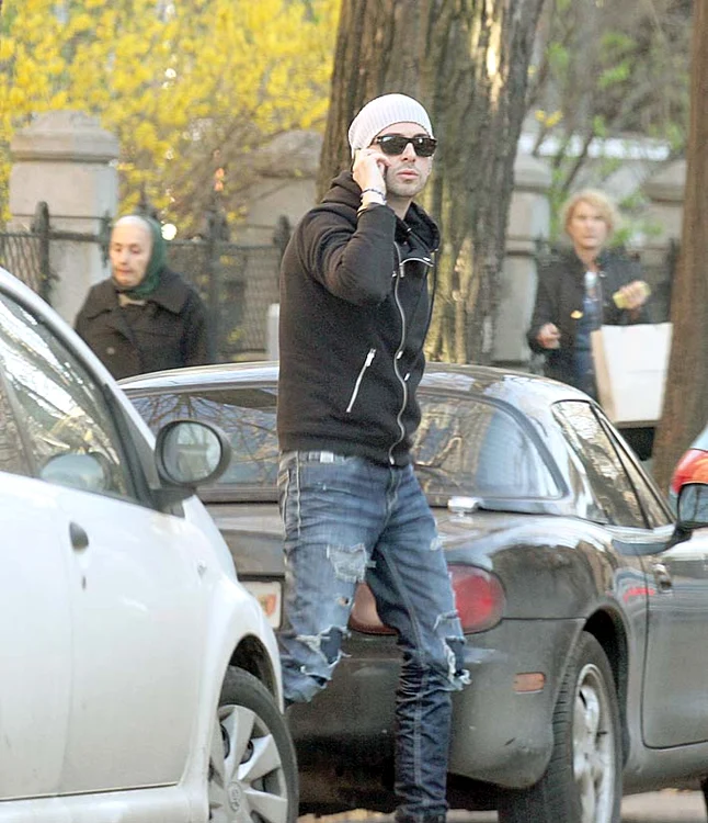 A intrat în salon “camuflat” şi vorbind încontinuu la telefonFoto: BLITZ