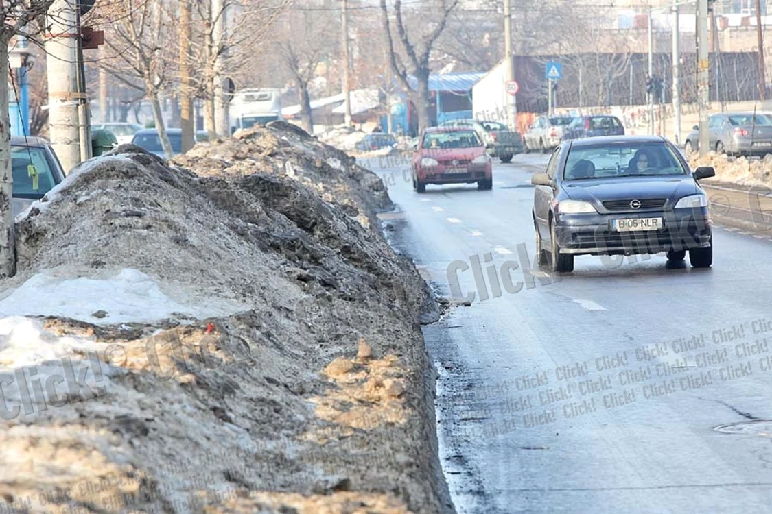 Bulevardul Ghencea: Munţii de zăpadă cu  noroi blochează de-a  valma locurile de  parcare şi trotuarele