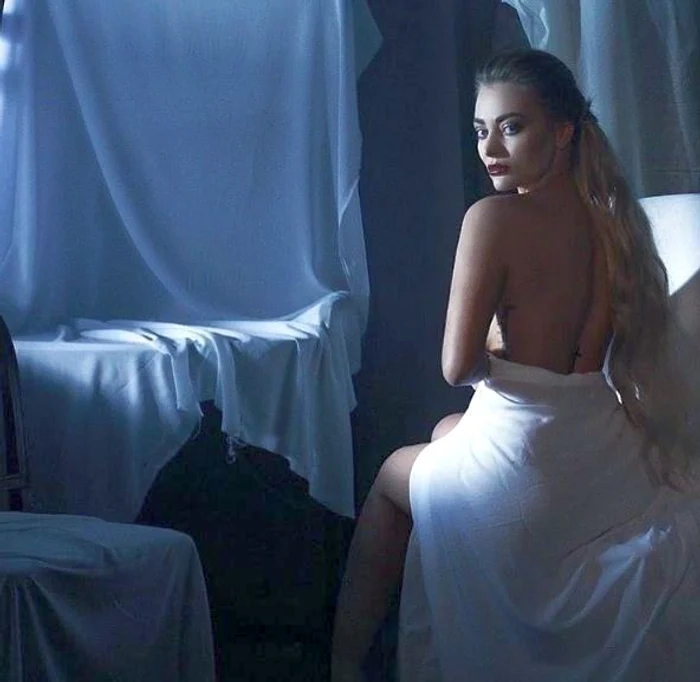 Fanii au avut o surpriză când au văzut-o pe Delia, goală în așternuturi