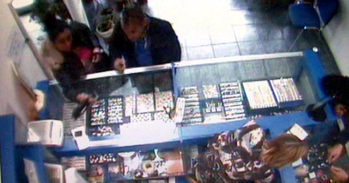 După ce a luat la nimereală nişte bijuterii, femeia îşi retrage mâna