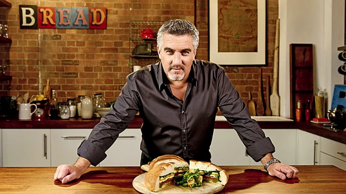 Paul Hollywood a devenit cunoscut în întreaga lume pentru pasiunea pe care o pune în frământarea unui aluat