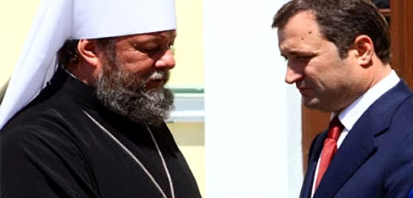 Creștin-ortodosșii îl sfătuie pe Vlad Filat să nu „lupte“ cu Biserica