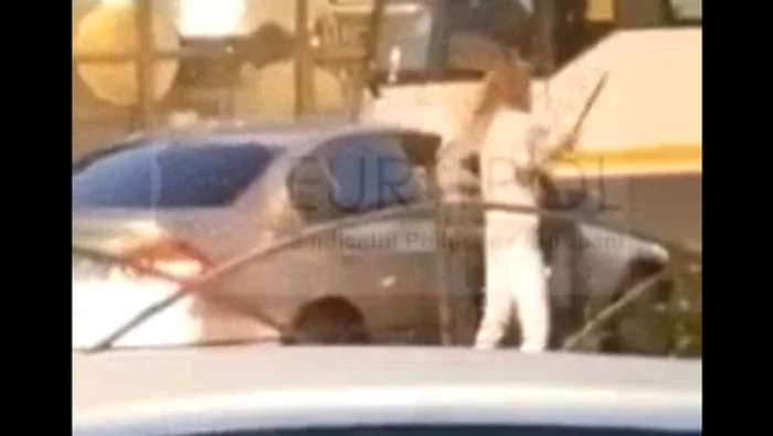 
    Femeia a scos o macetă, dar a renunțat la ea, la instențele trecătorilor Sursă foto: Captură video   