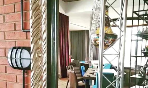 Sistemul de iluminat  seamănă cu  cel de pe o scenă  jpeg