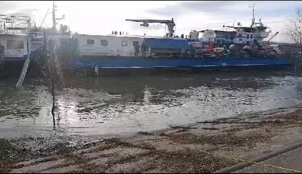 Mașină de teren scoasă din Dunăre de scafandri, pe Faleza din Brăila. Un șofer fără permis a încurcat pedalele VIDEO