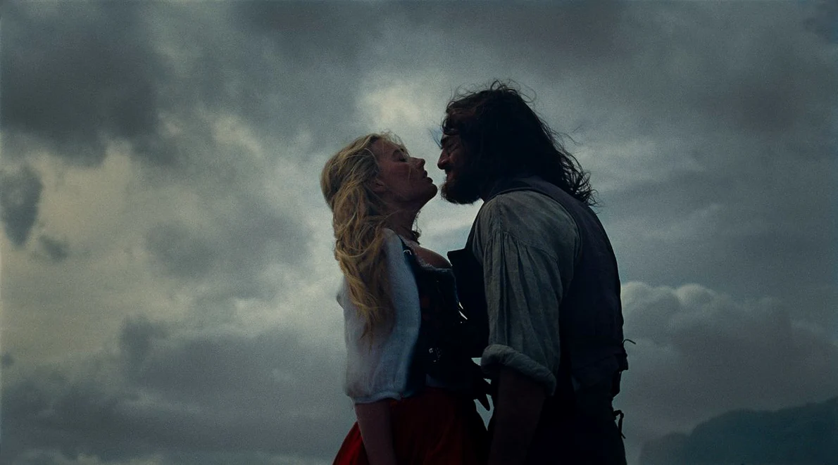 Margot Robbie și Jacob Elordi în filmul „La răscruce de vânturi” (© Warner Bros)