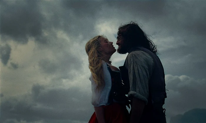 Margot Robbie și Jacob Elordi în filmul „La răscruce de vânturi” (© Warner Bros)