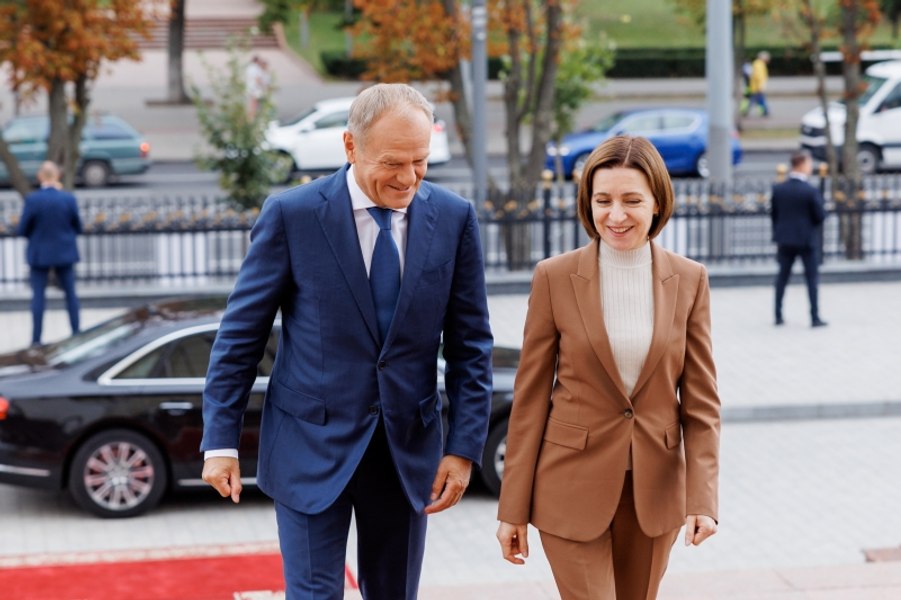Discuție telefonică Maia Sandu-Donald Tusk. Accelerarea procesului de aderare a Chișinăului la UE, printre temele discutate