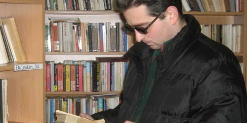 Sebastian Dăbuleanu preferă oferta bibliotecii în dauna cluburilor sau a barurilor