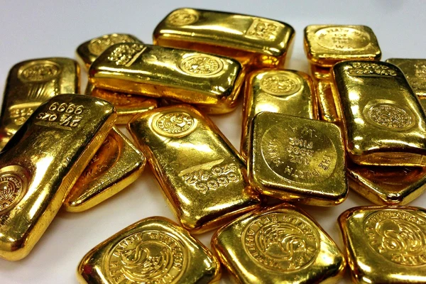 Preţul aurului atinge niveluri record pe fondul pandemiei şi al tensiunilor dintre SUA şi China