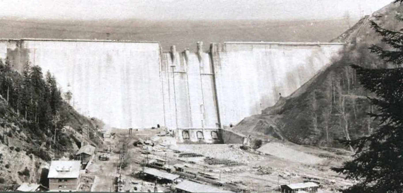Barajul Bicaz în 1960, anul în care a fost închise lucrările