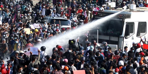 Mii de oameni au ieşit în stradă în Myanmar pentru a protesta faţă de lovitura de stat militară FOTO EPA-EFE 