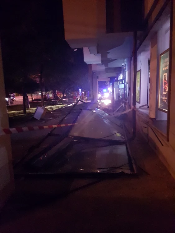 Geamurile băncii au fost aruncate pe trotuar de puterea exploziei