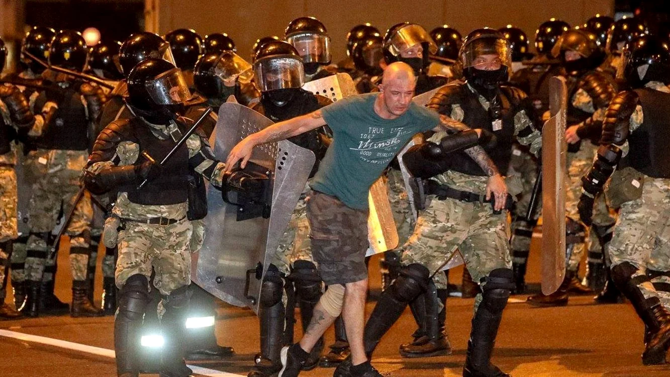 Forțele de ordine încearcă să înăbușe protestele folosind violența