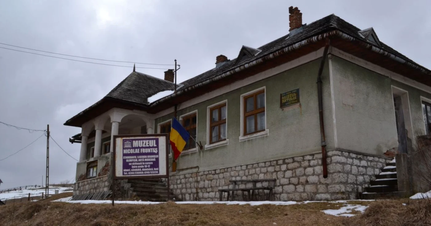 Muzeul Nicolae Frunteş adăposteşte  istorie în miniatură a satului Sirnea.