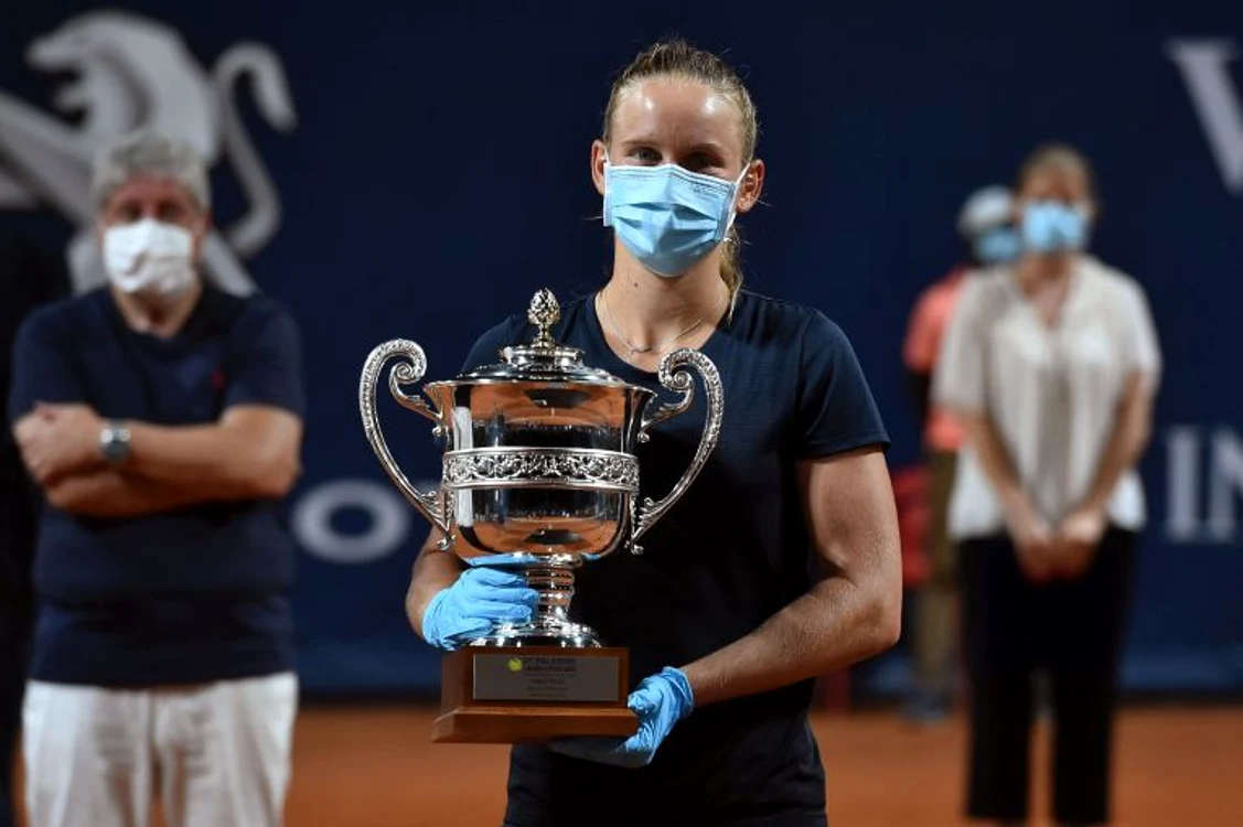 
    Fiona Ferro a pozat cu masca si manusi in maini după victoria de la PalermoFoto: Guliver/ GettyImages  