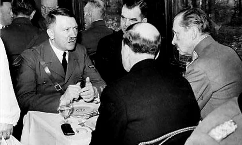 Lui Adolf Hitler îi plăcea să mănânce pâine cu marmeladă la micul dejun jpeg