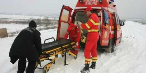 Echipajul de pe Ambulanţă a rămas blocat în nămeţi