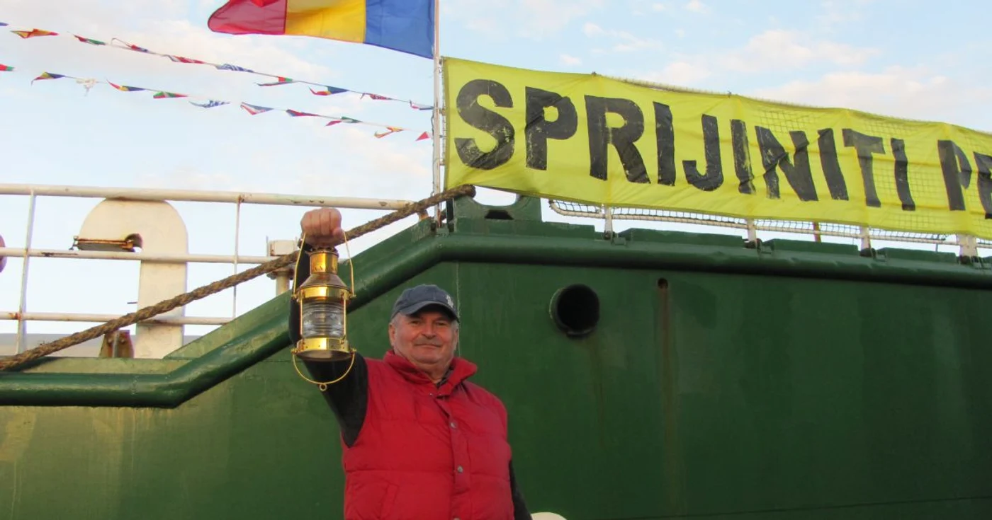 Petre Clipa şi lampa-simbol al campaniei eco FOTO Sînziana Ionescu