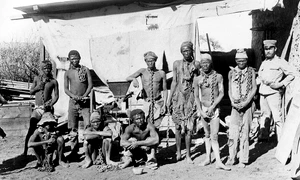 Etnici Ovaherero și Nama, în lanțuri, în timpul genocidului din Namibia (© Wikimedia Commons)