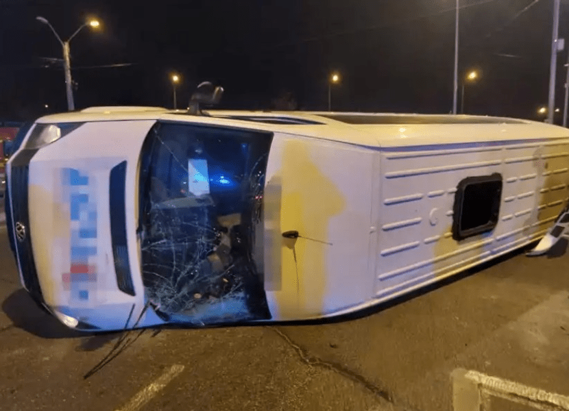 Un microbuz s-a răsturnat în urma unui accident cu o mașină în Pitești. O persoană a ajuns la spital