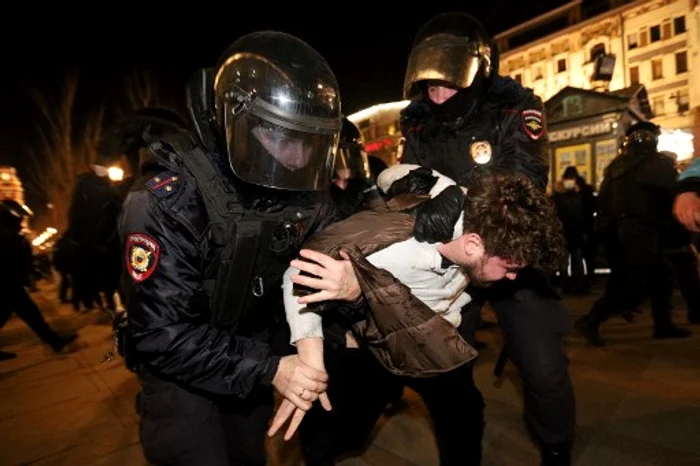 Un demonstrat, arestat în Sankt Petersburg foto AFP