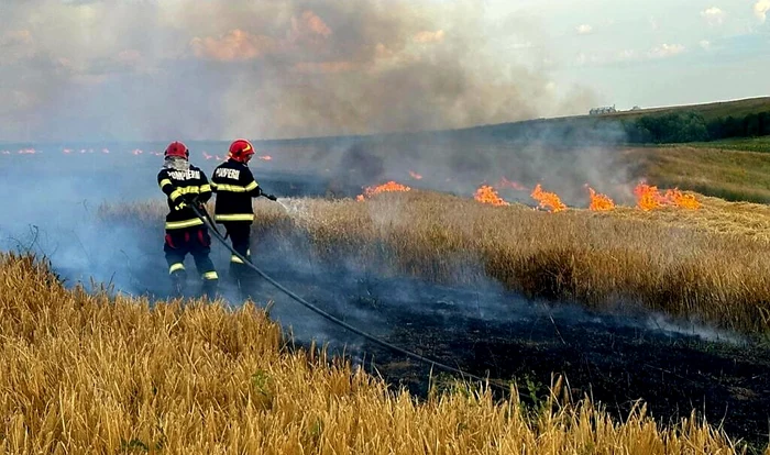 Pompierii din Olt sunt chemați să stingă, în medie, 10 incendii/zi pe caniculă FOTO: arhiva ISU Olt