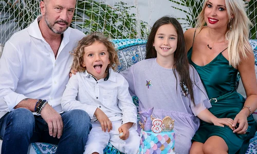 Walter și Raluca Zenga, alături de cei doi copii jpeg