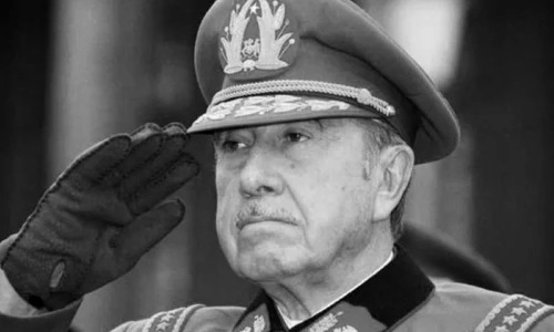Dictatorul chilian Augusto Pinochet ardea cărţi în stradă în timp ce şi clădea o bibliotecă secretă jpeg